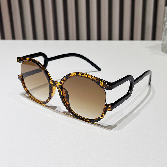 (6 PACK) Wholesale Sunglasses Round Oversized Unique Women Fashion 2024 - BulkSunglassesWholesale.com - Leopard Print Frame Gradient Tea Lens Hover Image